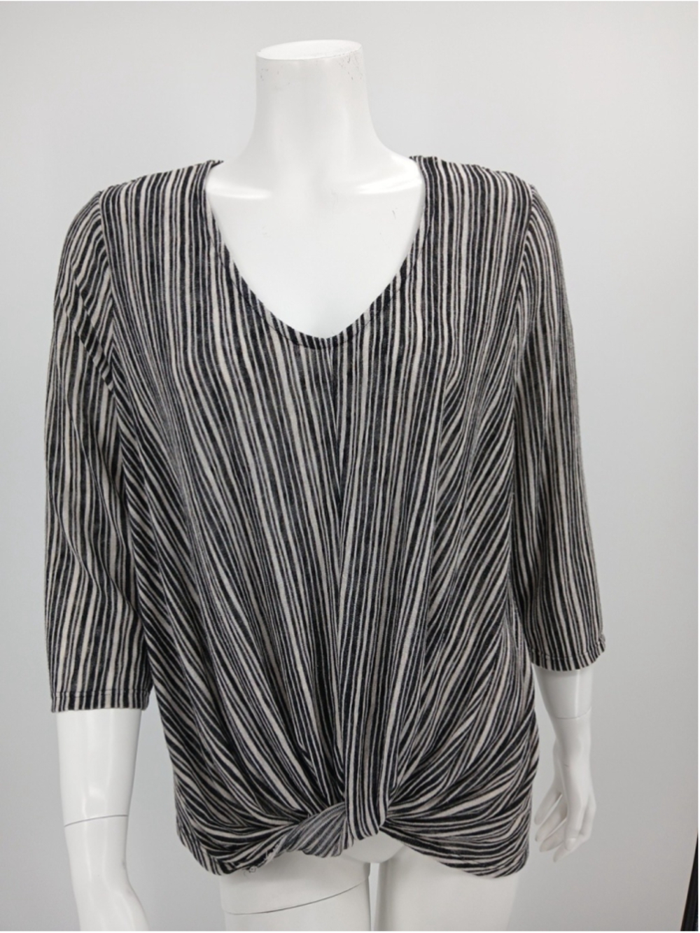 W5 Womens L Black Gray Vertical Stripe Rolled Knotted Hem 3/4 Sleeve Top